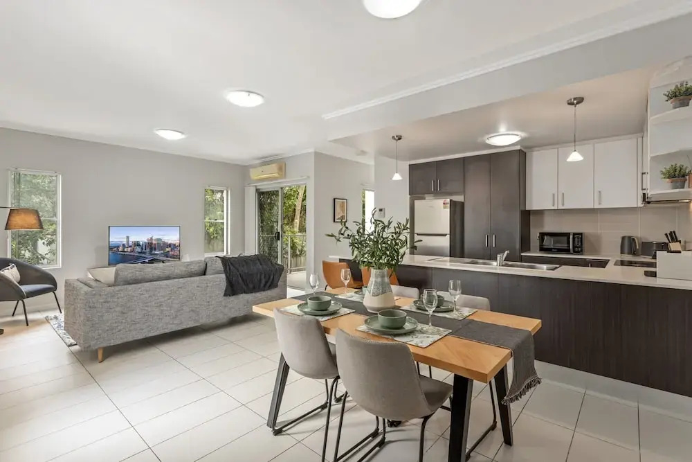 Central Cosy 2-bed With Pool and Near QUT & CBD