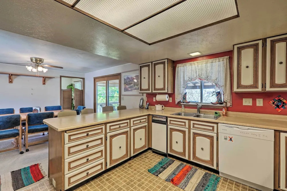 Walk to Rim View Trail: Page Home w/ Deck & Yard
