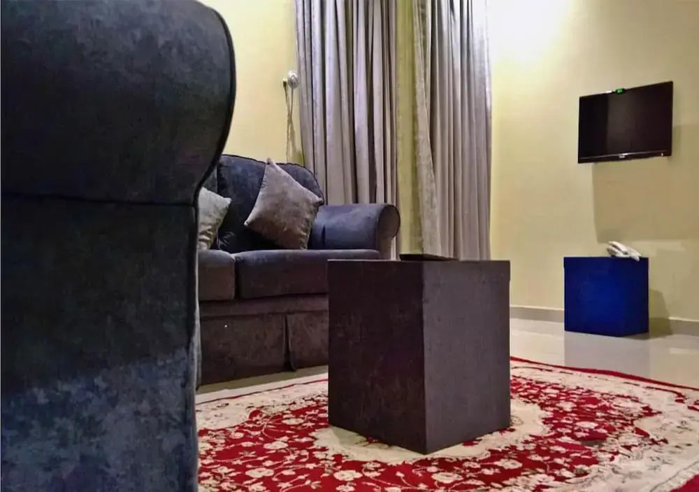 سويت غرفتين وصالة خدمة توصيل من المطار