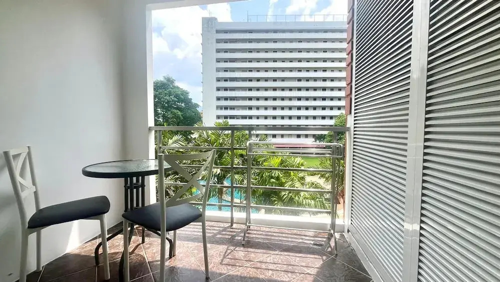 6-30 - 1 Bdr Condo With Balcony and Shared Pool