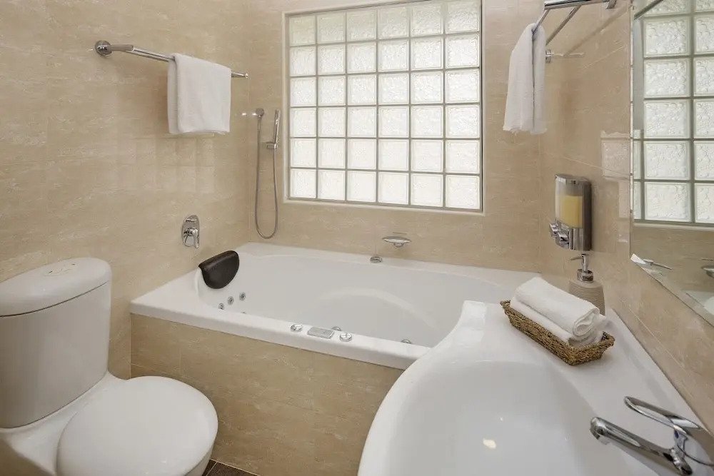 Kickenback Chalet - 2BR Chalet l Gym l Indoor Pool l Tennis Court l WiFi l Air-Con