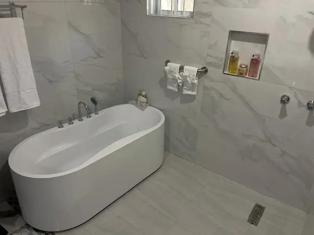 360 Rokview Suites