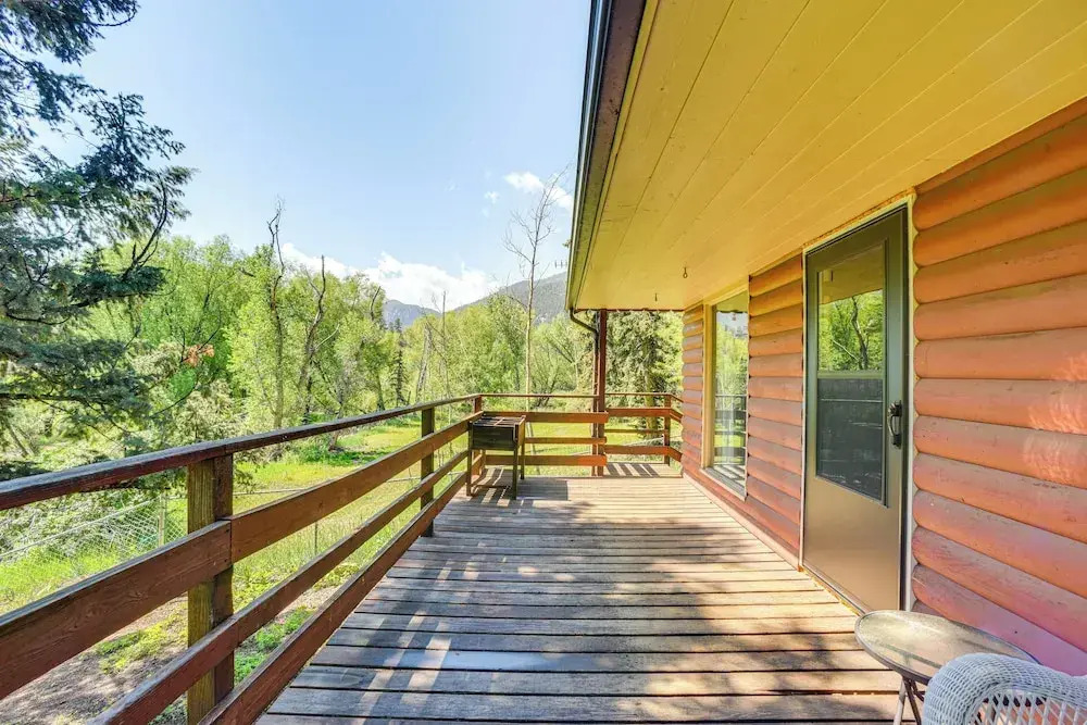 Dog Friendly: Cabin w/ Yard & Mtn Views in Cascade