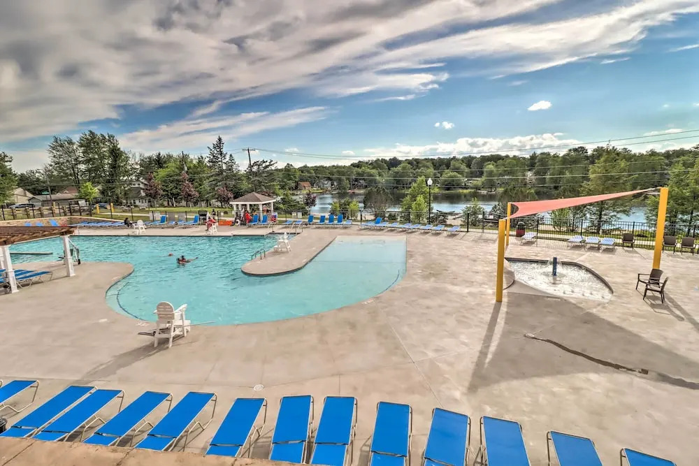 Poconos Chalet With Lake & Pool Access!