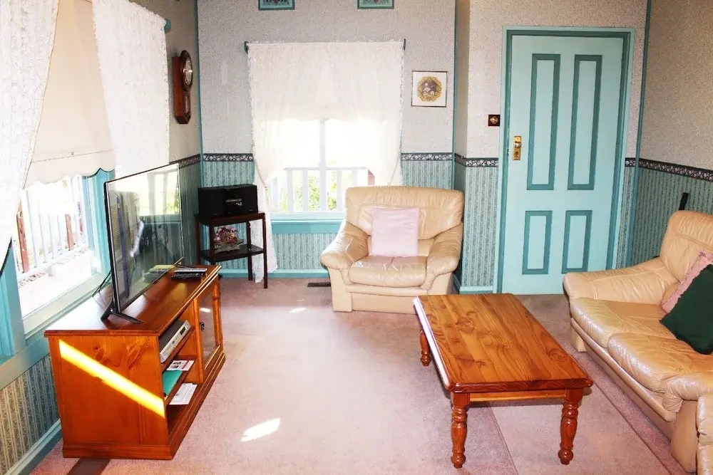 Ambrose Cottage Front Apt