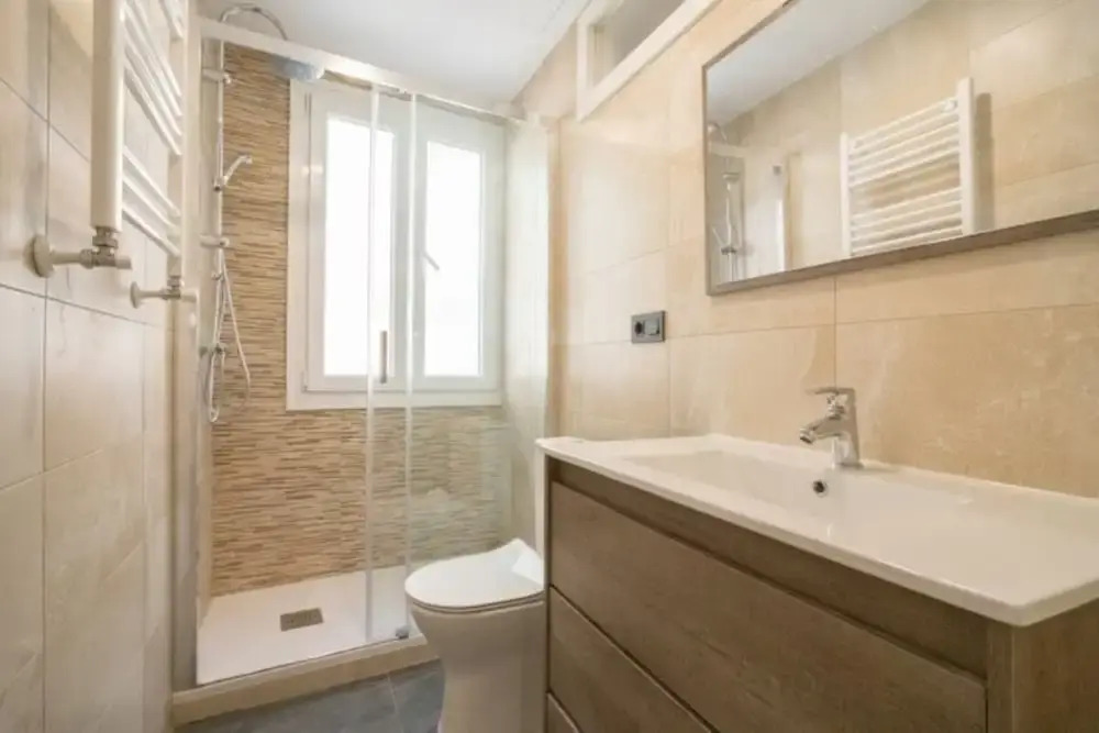 Spacious Double Room in an Apartment With a Private Balcony, in Madrid