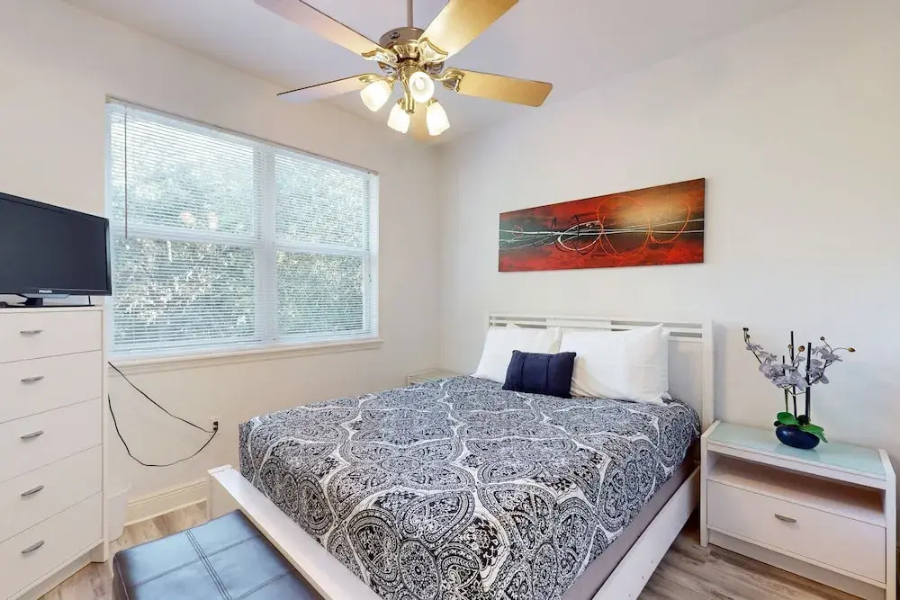 Immaculate Townhome in Upscale Community w/ Pool & Balcony - Near Beach