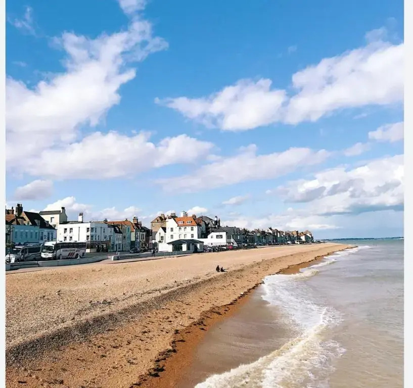 2-bed 2- Bath Cottage Half Price Monthly Booking