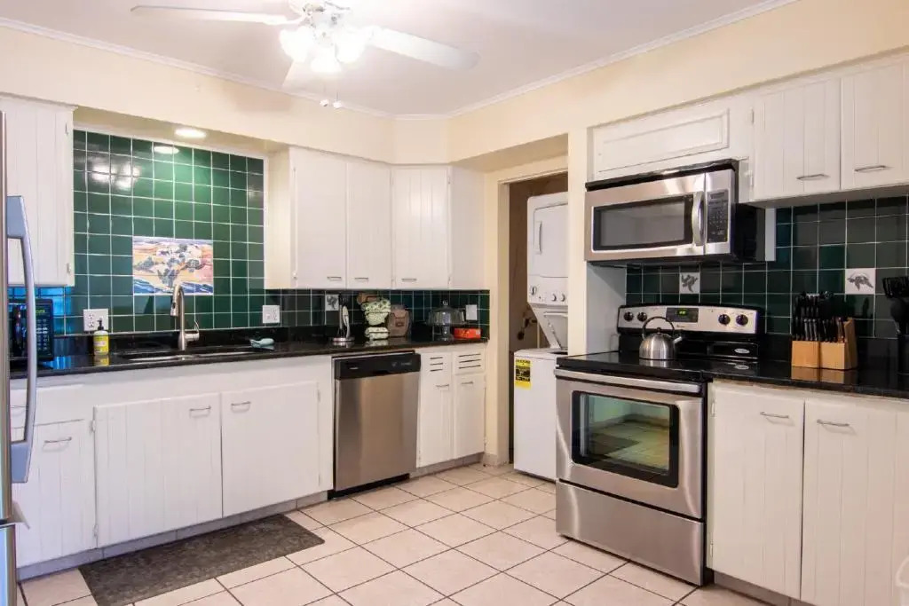 Cozy Tropical Bungalow Duplex with Heated Pool