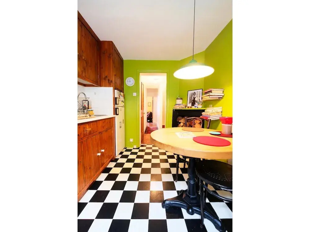 Lovely & Central Garden Flat in Victoria