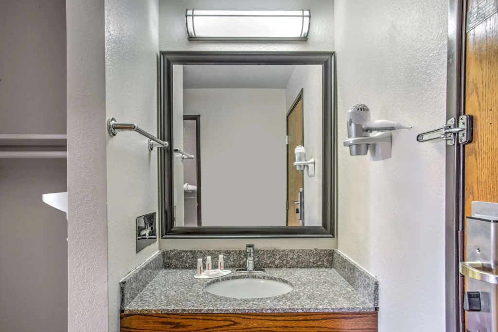 Days Inn by Wyndham Le Roy/Bloomington Southeast