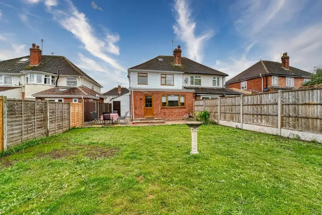 Cosy 3 Bedroom Home with Parking