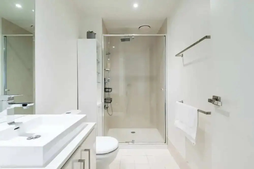 Charming 1BR in Fitzroy w/ Parking, Pool, + Gym!