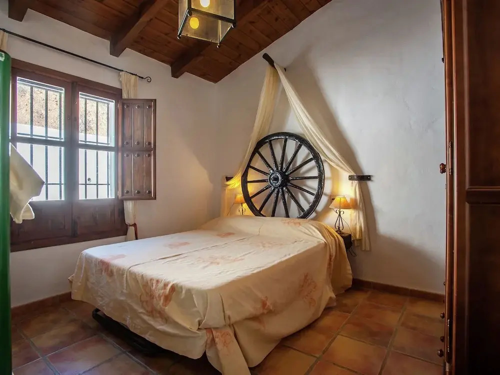 Spacious Cottage with Pool