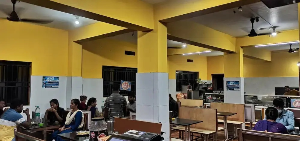 Iroomz Hotel Gananjaya - Hostel