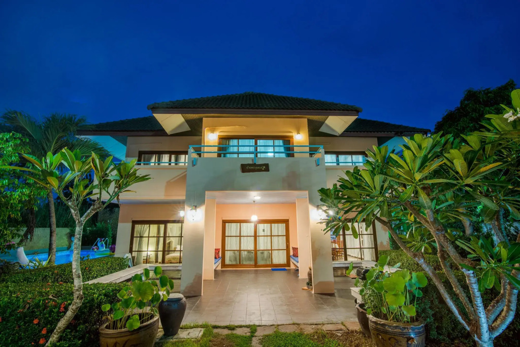 The Queen Park Beach Pool Villa