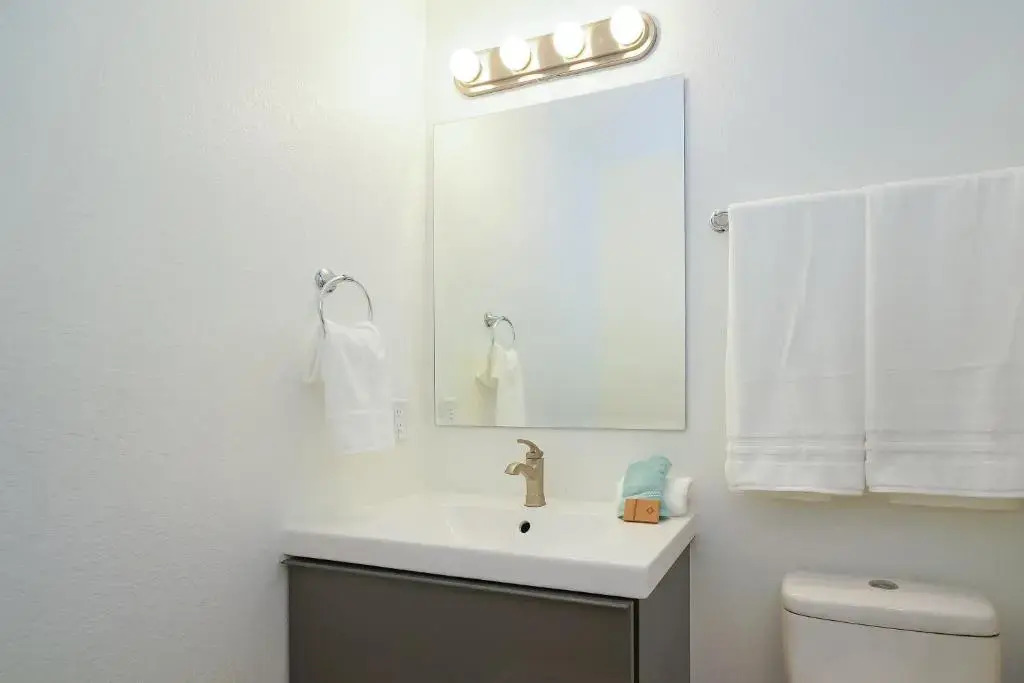 Modern & Fresh - Less than 3 miles to the Beach