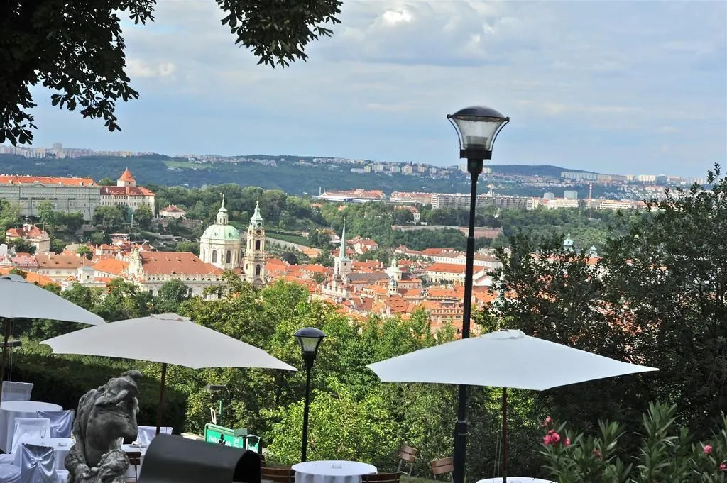 Nebozizek Hotel a Restaurant