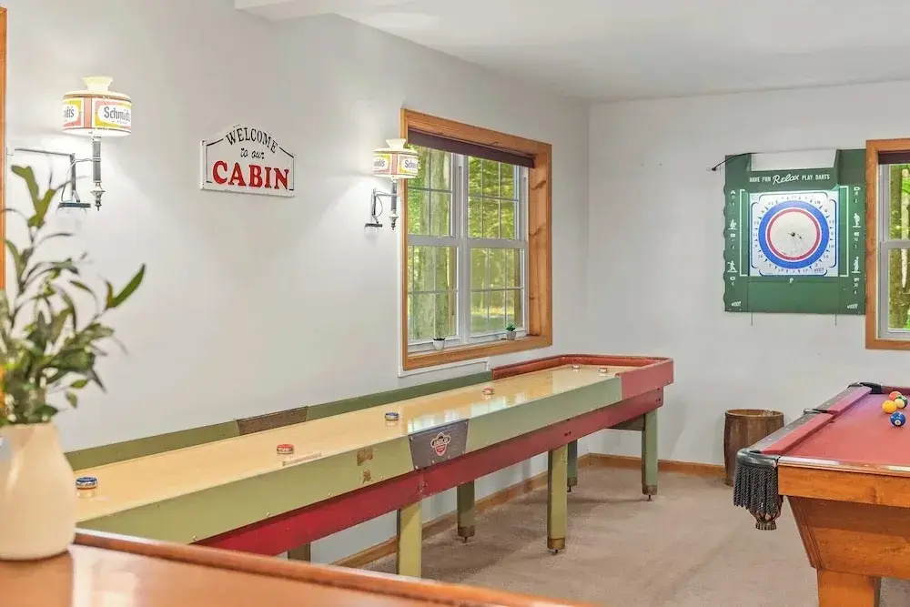 Lake + Pool Access, Game Room, Firepit, Deck Tawny and Peaceful by Avantstay
