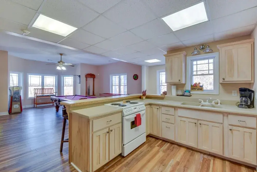 Blairsville Mansion w/ Hot Tub, Casino + Games!