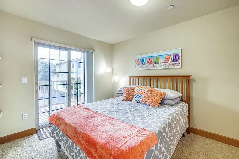 Walk to Lincoln City Beach: Townhome w/ Balconies!