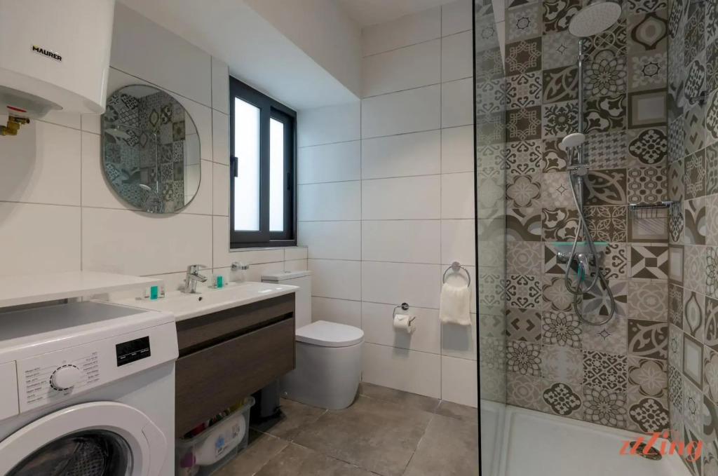 2 Bed Apartment w Distant Sea and Country Views