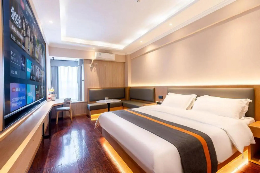 Crystal Hotel (Chengdu Xihua University)