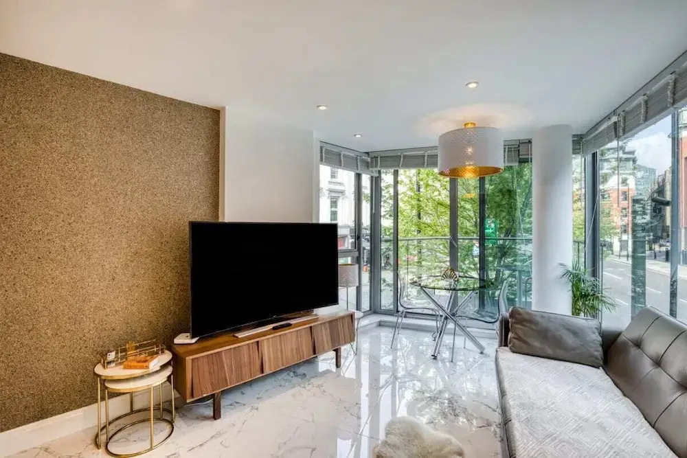 Stylish 1bdr Apt W/balcony, Near Victoria Station