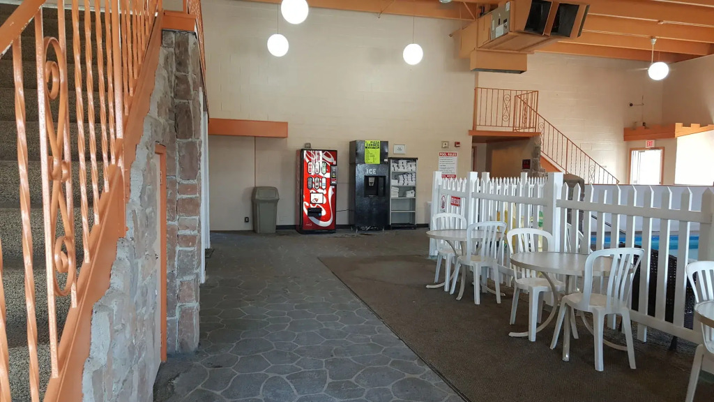 Knights Inn and Suites - Grand Forks