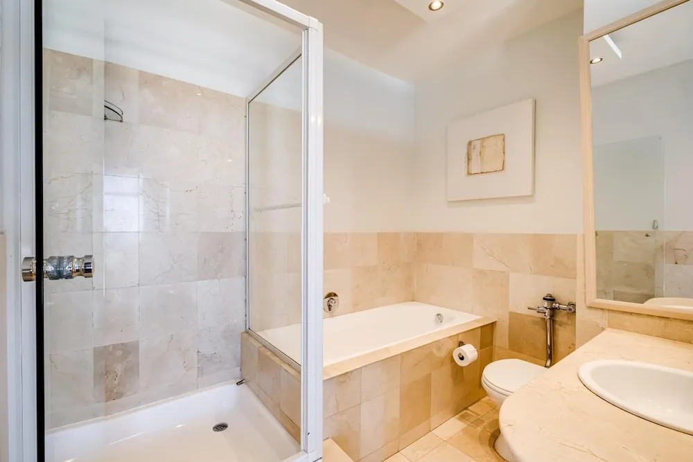Camps Bay Beachside 2bed w Sea View Cloud 9
