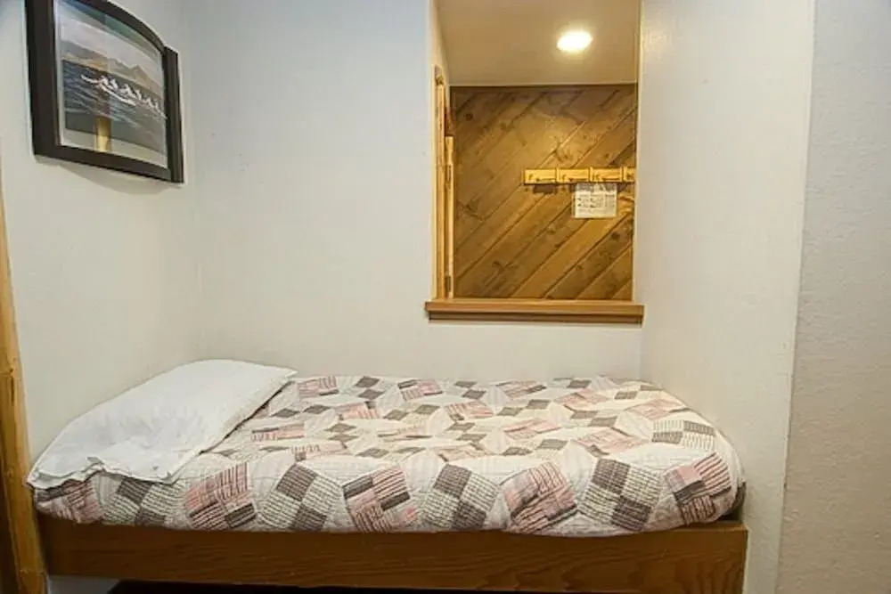 Snowcreek II #253 1 Bedroom Condo by RedAwning