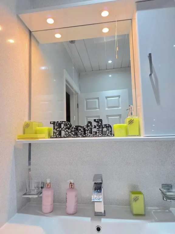 Spacious 3 Bed 2 Baths Free Wifi Central Location