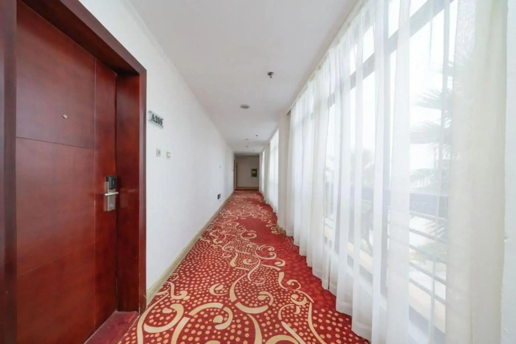 Beihai Seaview Caiyun Hotel (Qiaogang Beach Qiaogang Fengqing Street)