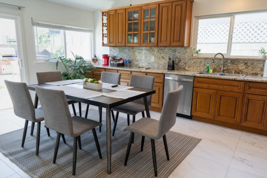 SPACIOUS 4-BEDROOM HOME WITH LARGE YARD AND GARAGE NEAR KNOTT'S BERRY FARM (p67)