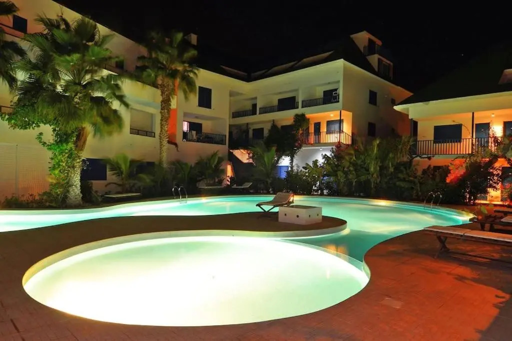 Beach penthouse with rooftopbar and Fiber WiFi, spectacular 180 degrees ocean view