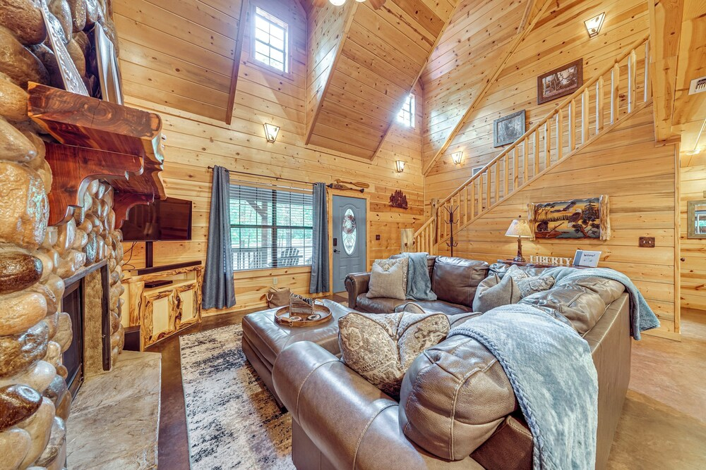 Hot Tub + Game Room: Family Retreat in Broken Bow
