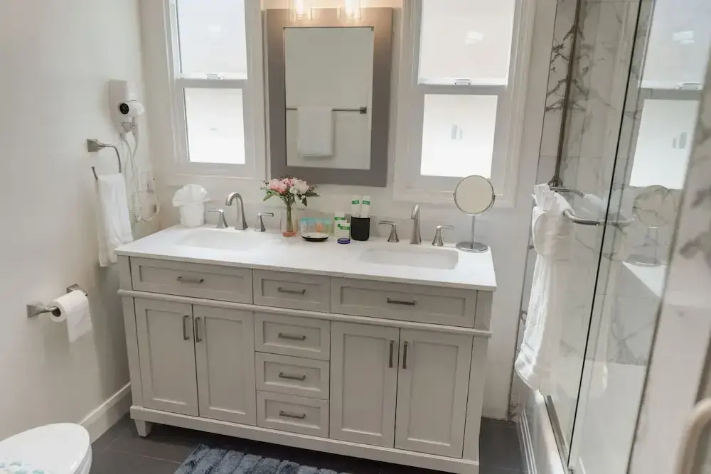 Remodeled 3BR House w Hot Tub Fenced Yard p58