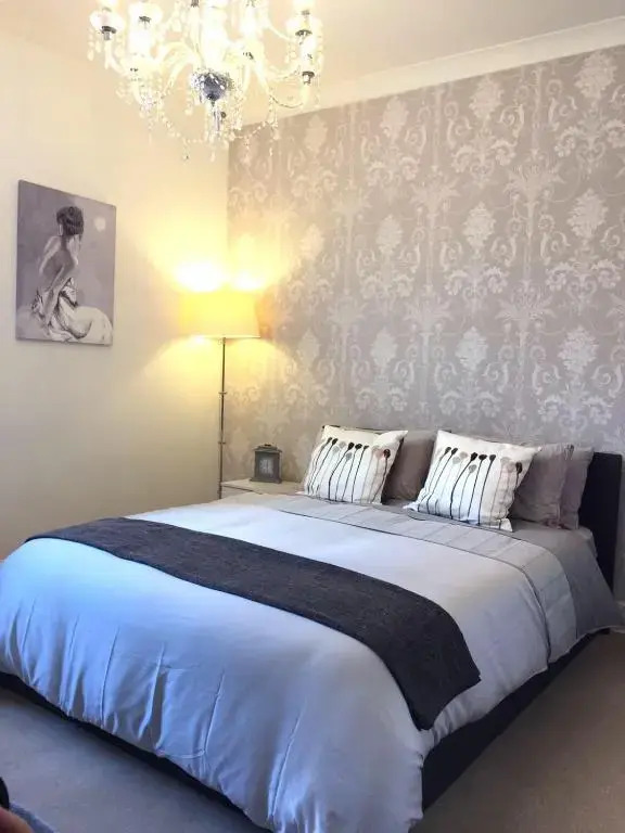 Entire 2-Bedroom House with Garden