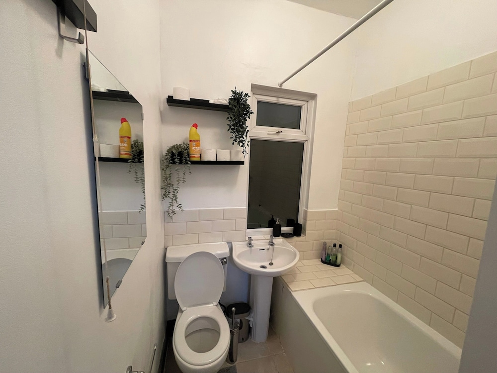 Large 4-bed Home, Free Parking, Near City Center