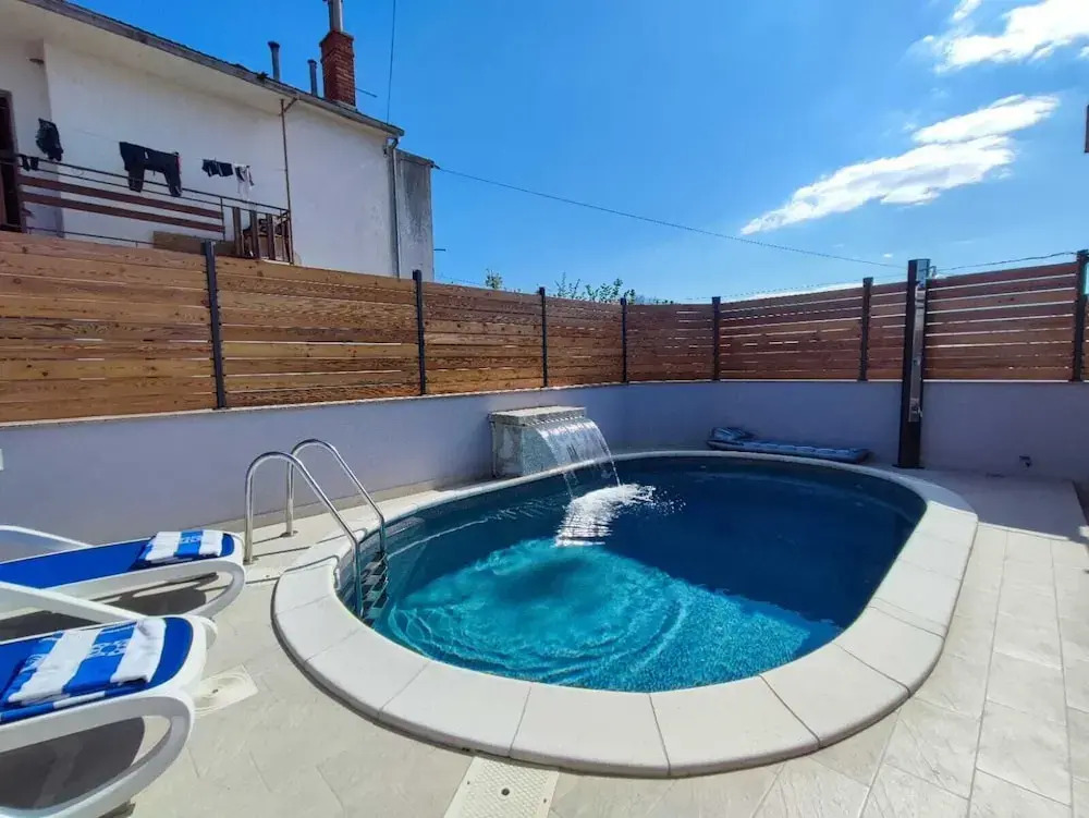 Pop Villa Sleeps 3 with Pool