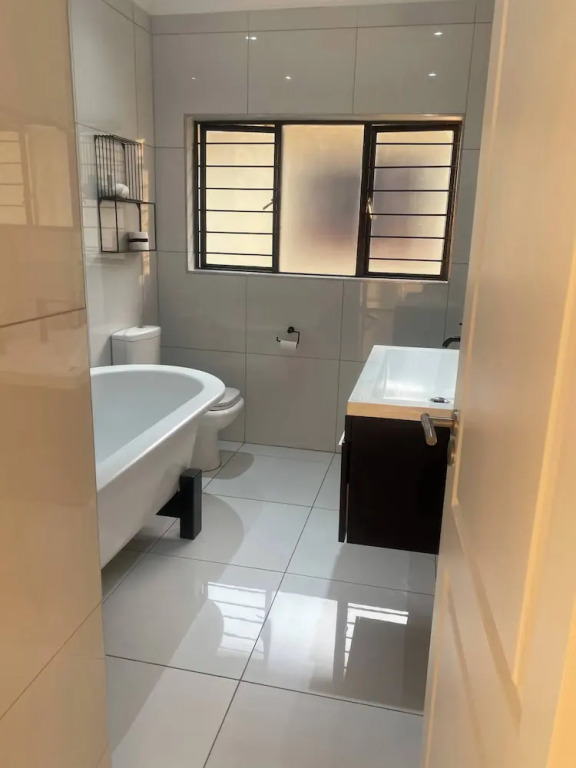 2 Bedroom Apartment Near Monte Casino