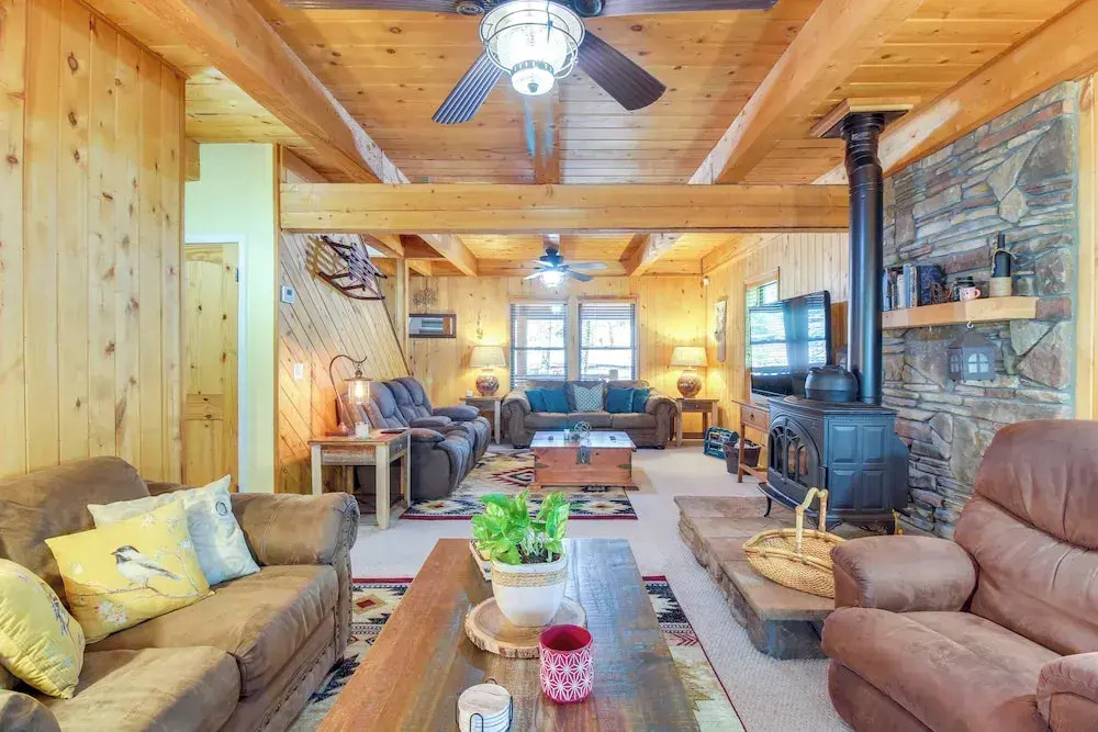 Hot Tub + Games! Lakeside ‘Sherwood Forest Cabin’