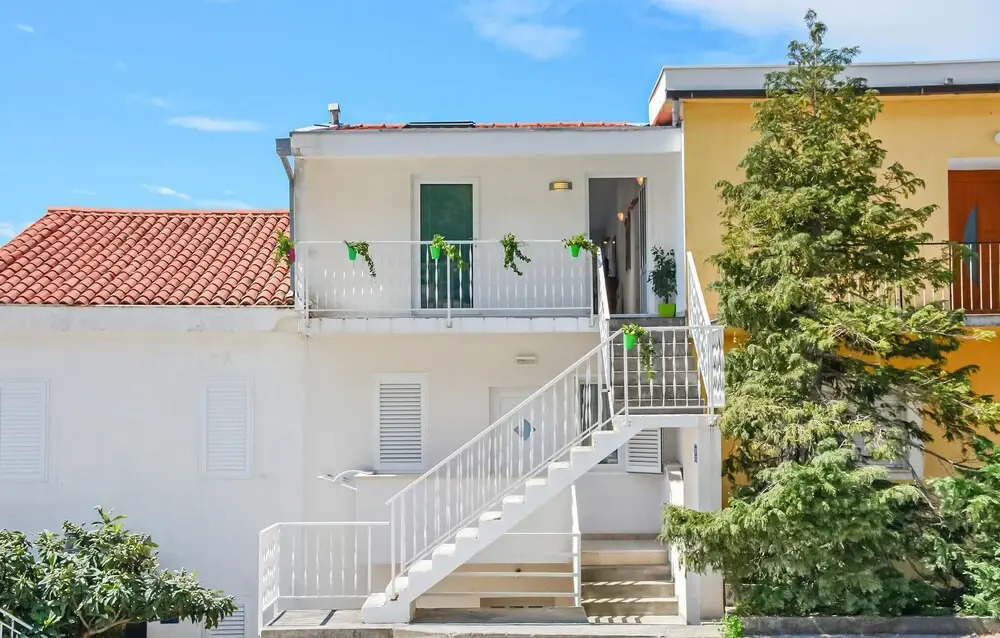 Stunning Home in Baska Voda With Wifi and 2 Bedrooms