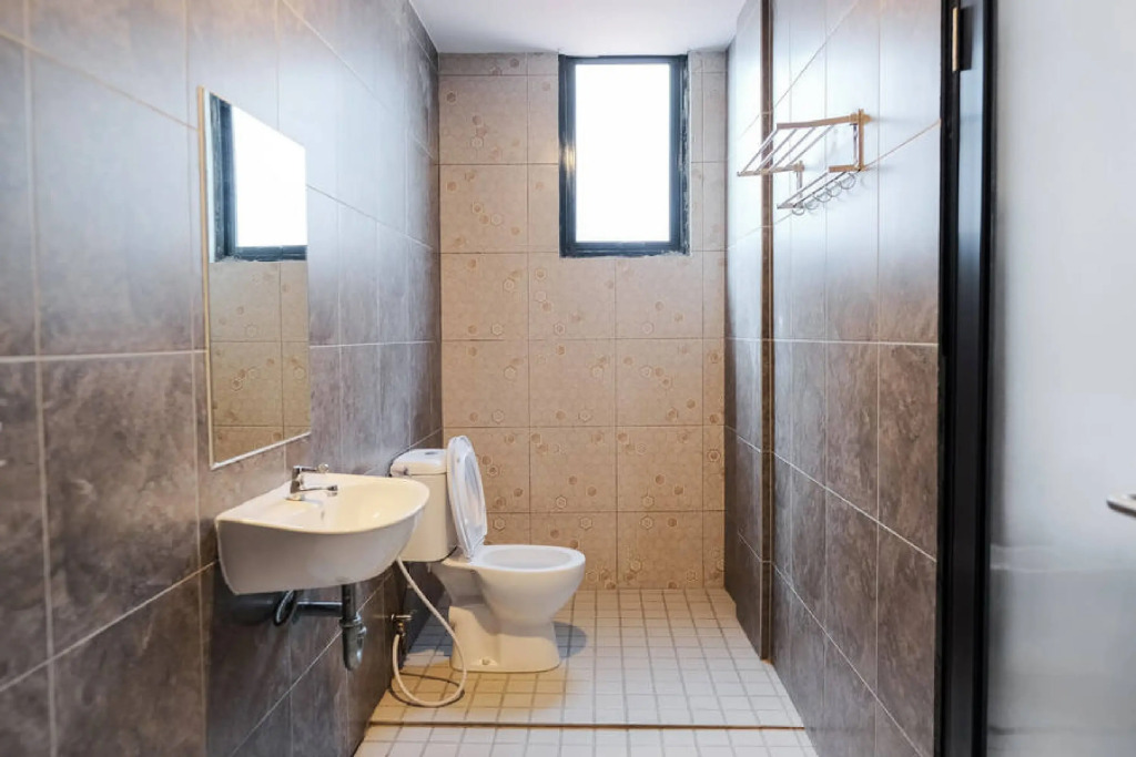 RedDoorz Plus near Taman Anggrek Mall