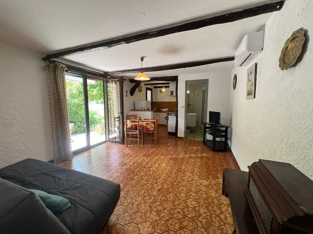 Small Holiday Home With Private Terrace and Shared Garden, Cagnes-sur-mer