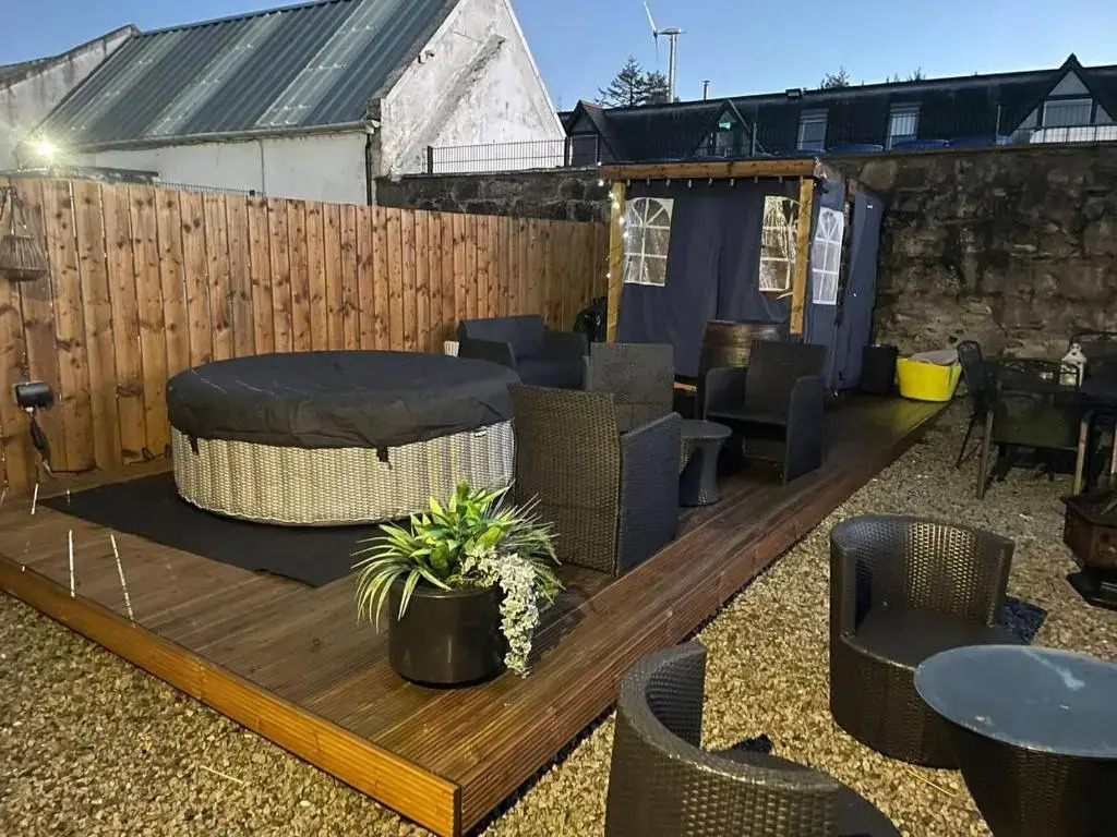 3 Bed Cottage -Sleeps 5-Pets-HotTub-Bar-Smoking