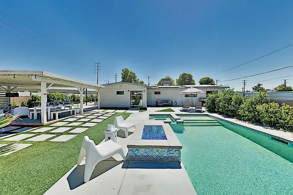 Mid-century Modern Home 3 Bedrooms 2 Bathrooms Home