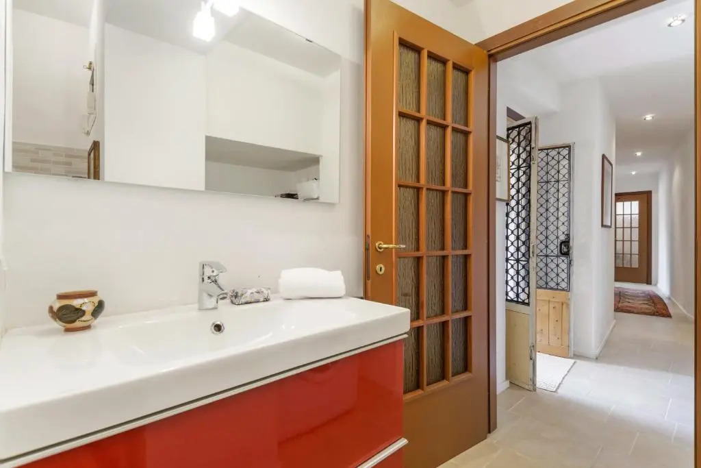 Como Lake Cosy Flat with Garden and Parking