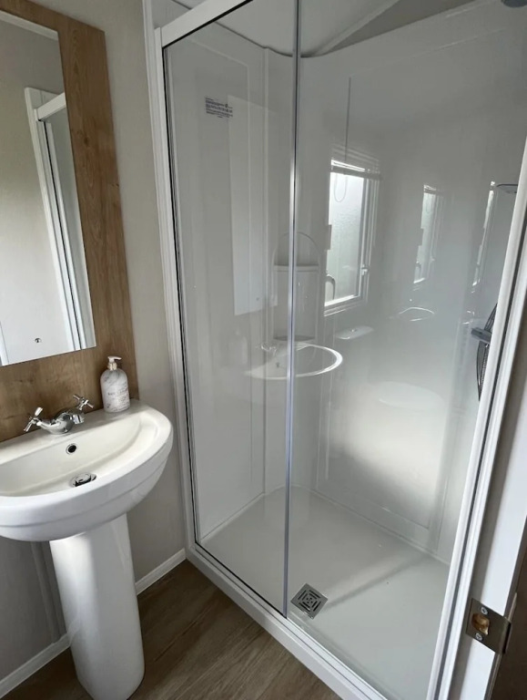 2 Bed - Sleeps 6 - 15min Walk to Beach