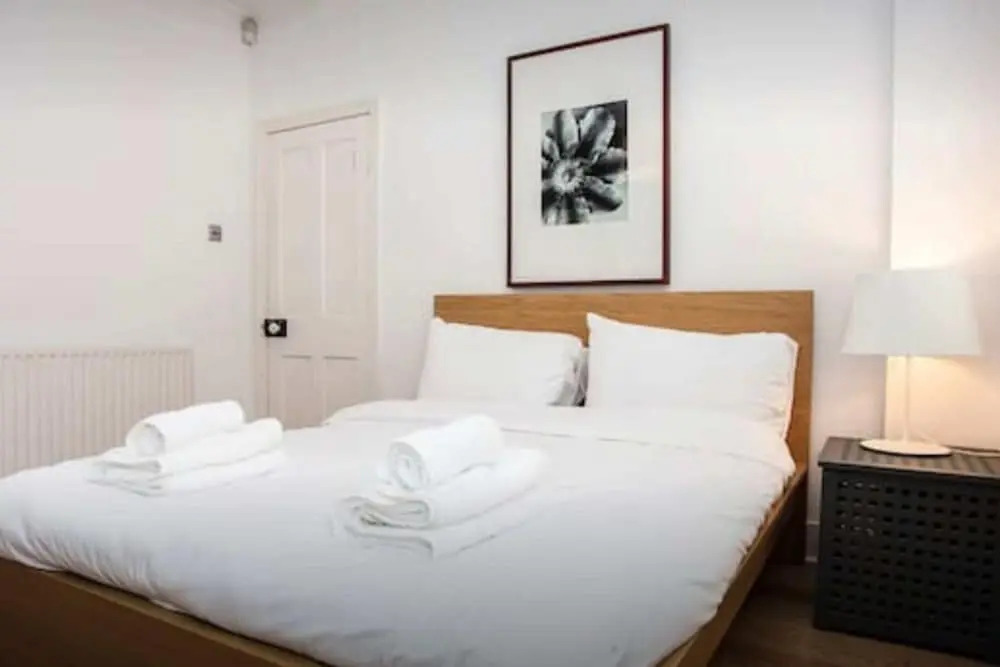 Stylish Newly Refurbished 2 Bedroom Flat With Terrace
